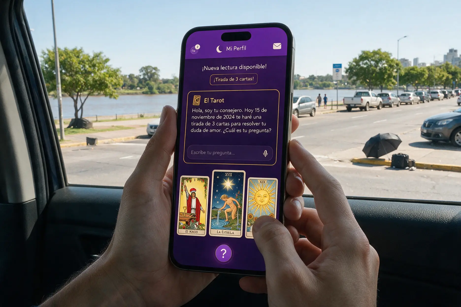 Persona realizando una consulta de tarot urgente a través de su celular en Uruguay para tomar decisiones rápidas.